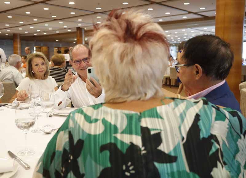 El Ayuntamiento de València organiza una fiesta de parejas que celebran sus bodas de oro