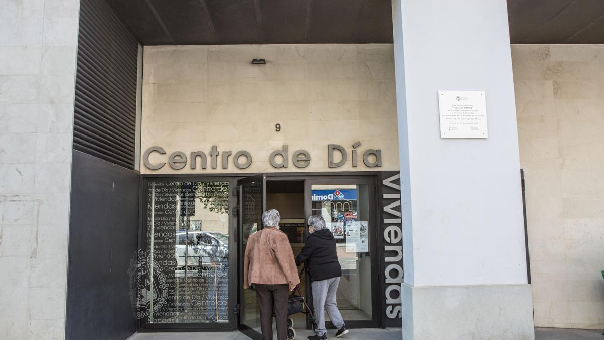 Dos personas mayores entrando en un centro de día en Alicante.