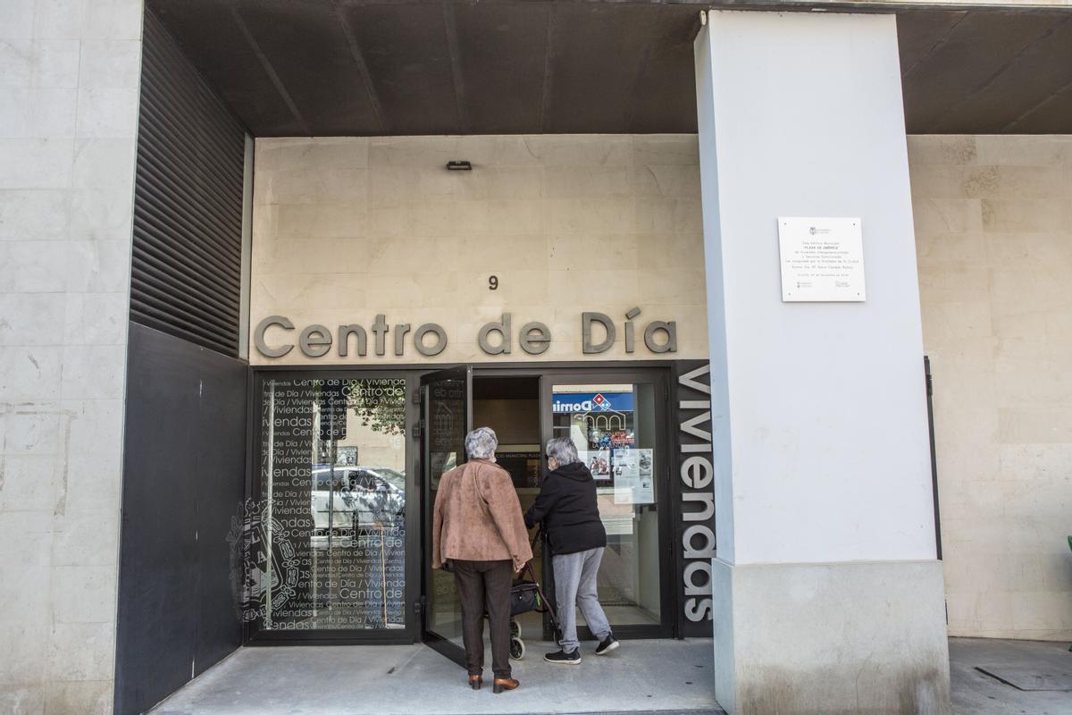 Dos personas mayores entrando en un centro de día en Alicante.