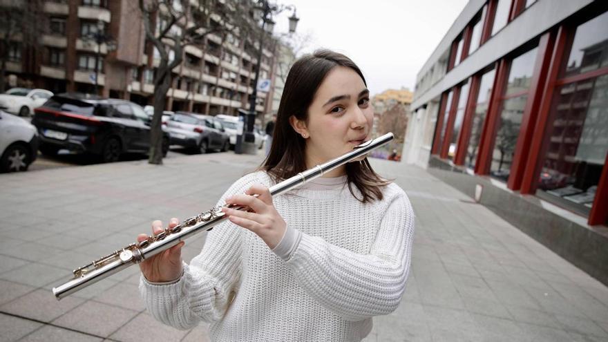 Alexandra Pichurina, la flautista asturiana de 17 años que triunfa a nivel nacional: "Mi única ambición es mejorar todo lo que pueda y llegar a tocar con mis padres"