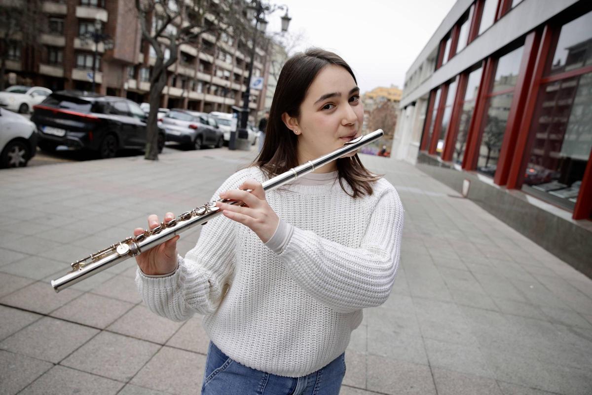Alexandra Pichulina posa con su flauta travesera en Oviedo.