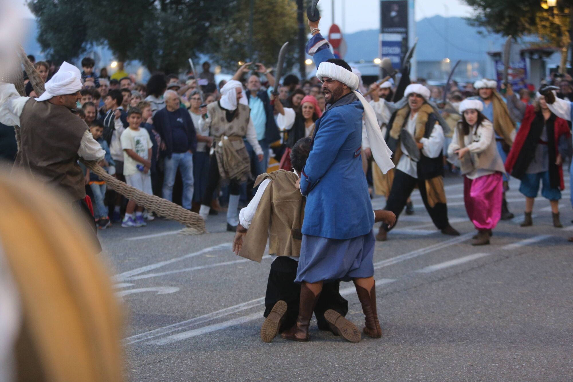 REPRESENTACION TEATRAL DE LA INVASION TURCA DEFENSA DA VILA POR LAS CALLES DE CANGAS