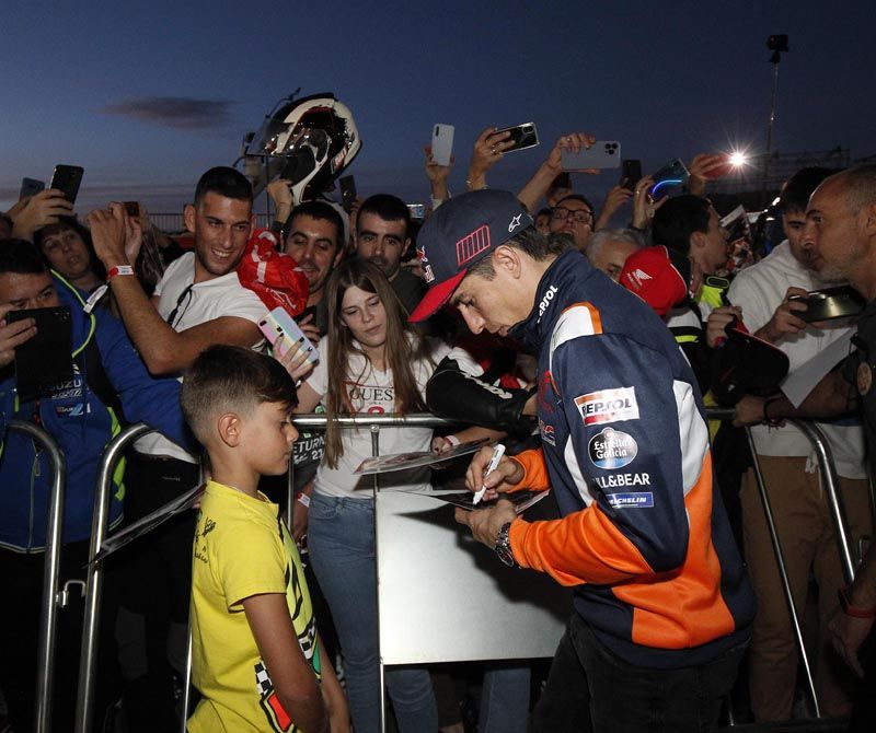 Ambientazo en Cheste | La afición disfruta con el Pit Walk