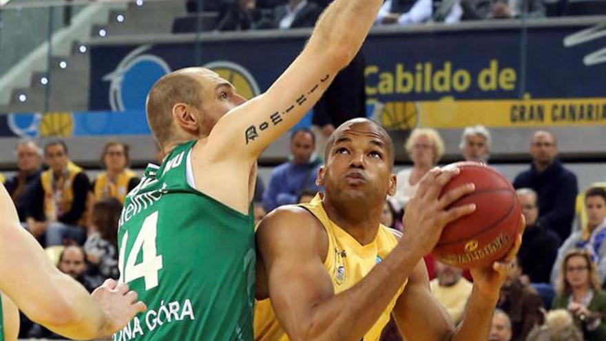 Eulis Báez intenta un tiro ante la oposición del jugador del Stelmet Zielona Gora Vlad Moldoveanu.