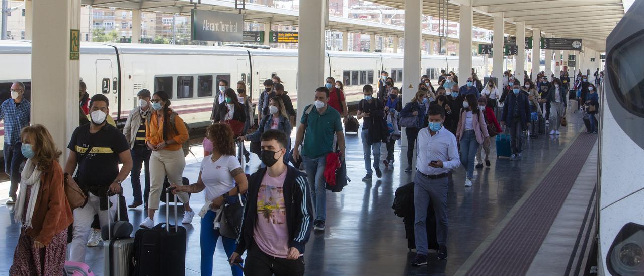 Pasajeros camino del vestíbulo de la estación tras llegar en AVE desde Madrid en una imagen de archivo