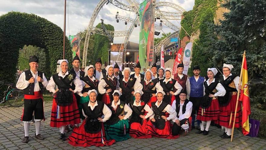 El grupo folclórico de Villaviciosa &quot;Aires de Asturias&quot;, en Rumanía.