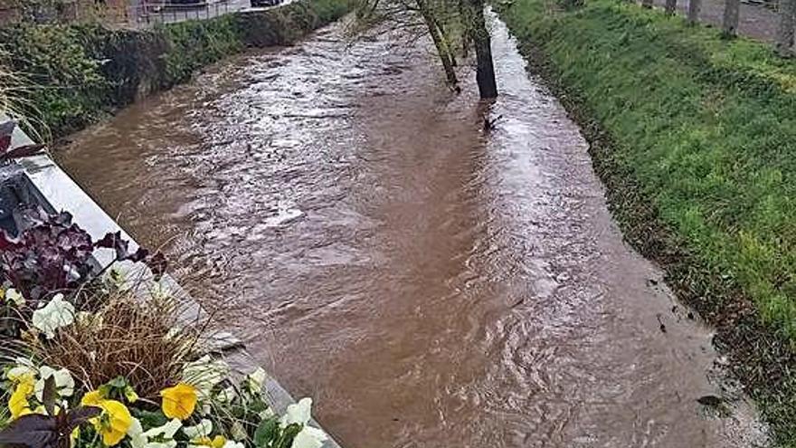 El Fluvià, al seu pas per Olot, queda contaminat per la manca d&#039;una depuradora.