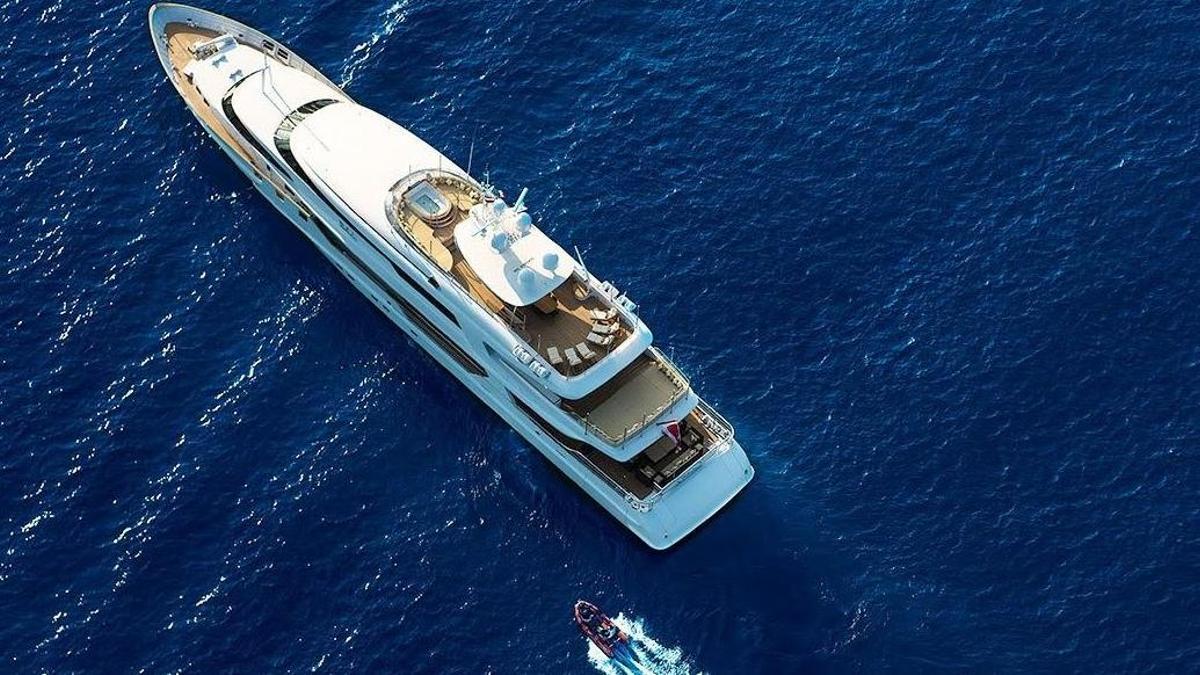 Así es 'The Wellesley', el súper yate atracado en Ibiza que se alquila a 230.000 euros a la semana