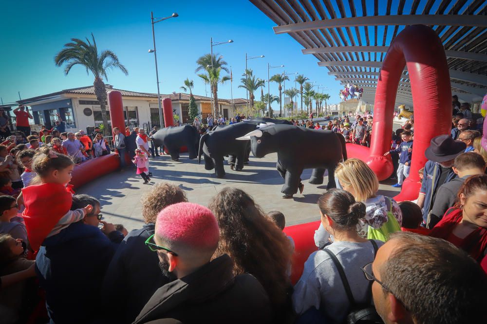 Toros "bravos" y carreras con el San Fermín infantil en de las fiestas patronales de Torrevieja