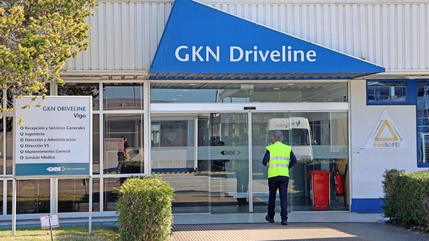 Un trabajado entrando en las instalaciones de GKN en Balaídos. |   // MARTA G. BREA