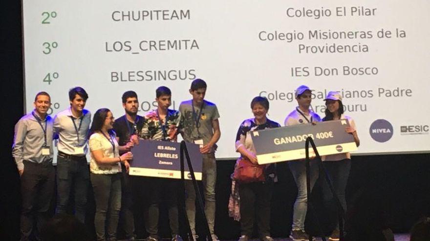 Recogida del premio por los ganadores