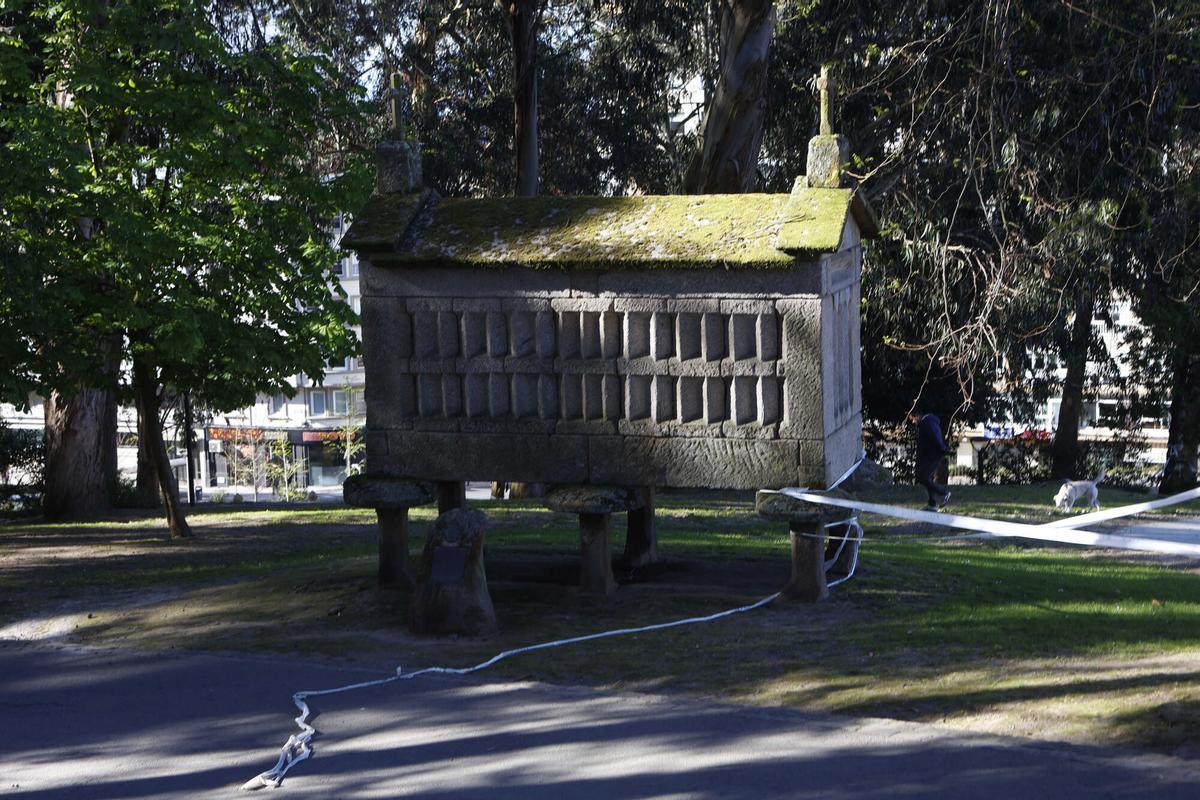 Hórreo de piedra en el parque de Santa Margarita que fecha del siglo XVI
