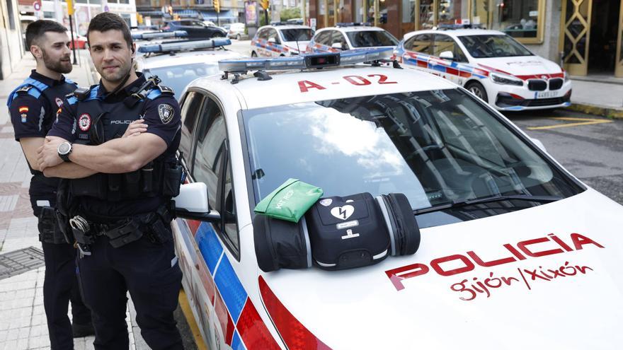 Una intervención de récord, que salvó una vida: hablan los policías locales que atendieron a un hombre infartado en Gijón