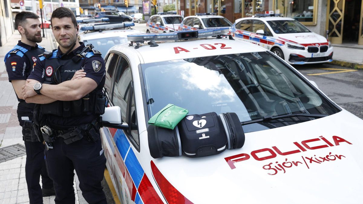 VÍDEO: Hablan los policías locales de Gijón que salvaron a un hombre ayer de morir en un infarto: "Los desfibriladores son dinero bien invertido"