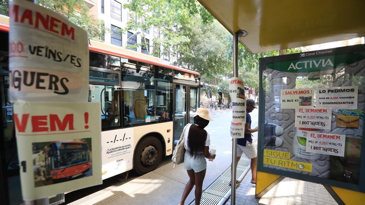 Parada, empapelada, del autobús 41.