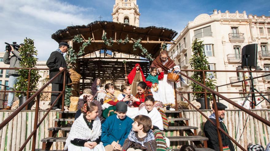 Les Pastoretes adoran al Belén viviente instalado en el portal de la plaza de España.