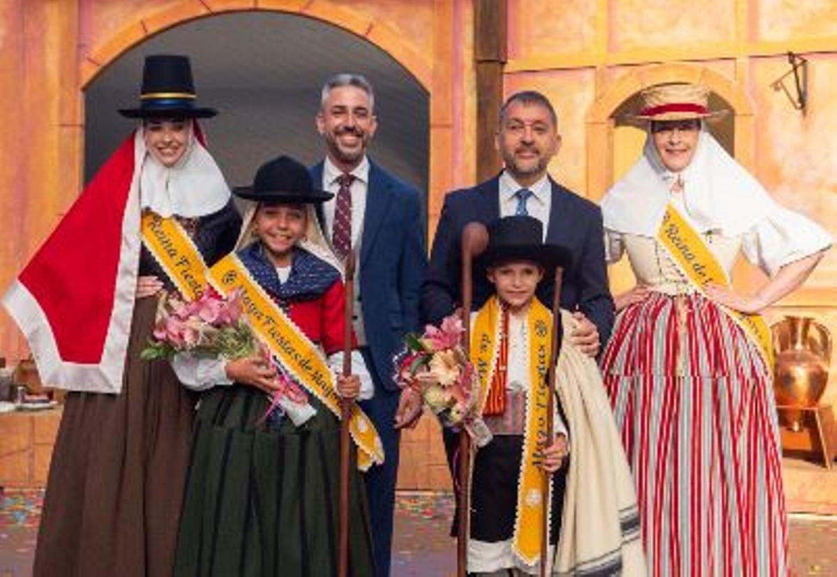 Los niños Alejandro Ramos y Martina Torres Navarro, junto a la reina y la romera mayor y las autoridades locales.