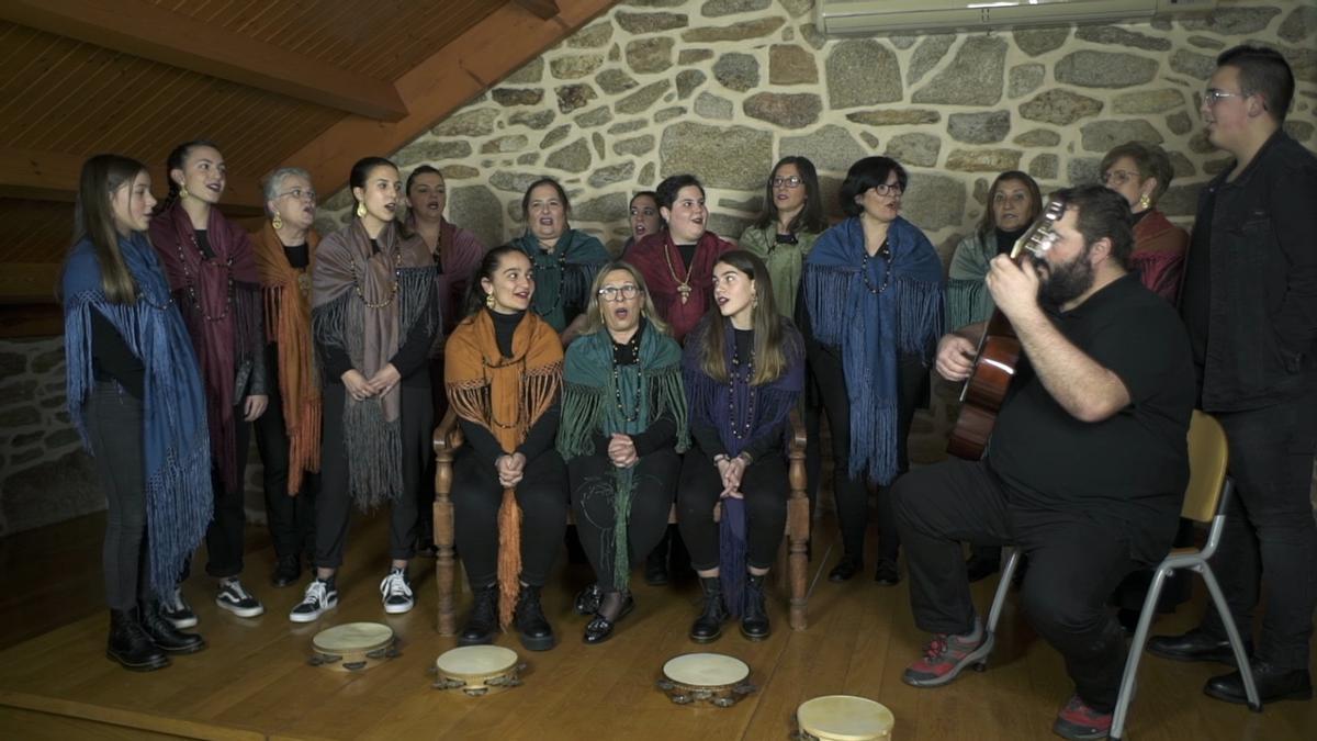 Las pandereteiras Abaladeiras de Muxía interpretan el alalá