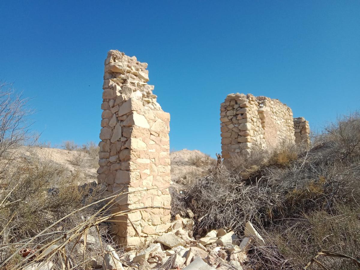 Del acueducto del siglo XIX solo han dejado los pilares