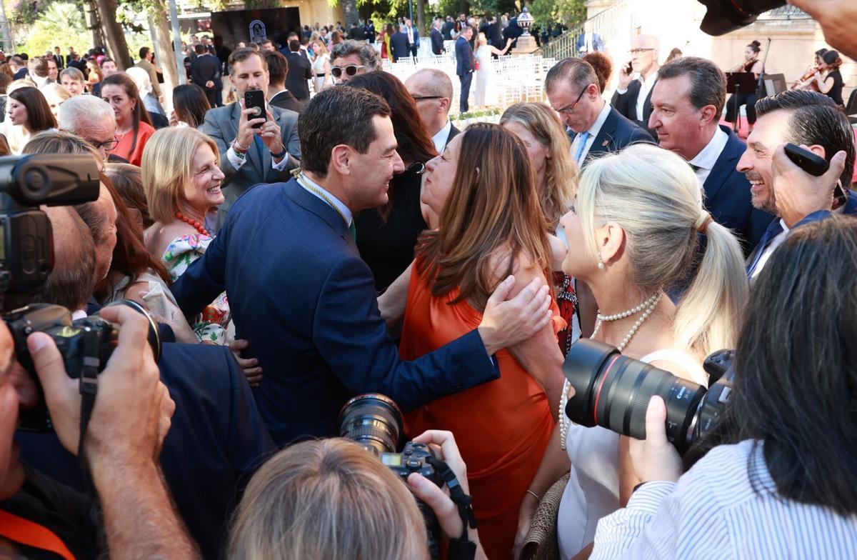 El presidente de la Junta de Andalucía, Juanma Moreno, junto a la consejera en funciones de Desarrollo Educativo y Formación Profesional, María del Carmen Castillo, y la consejera de Cultura y Deporte en funciones, Patricia del Pozo.