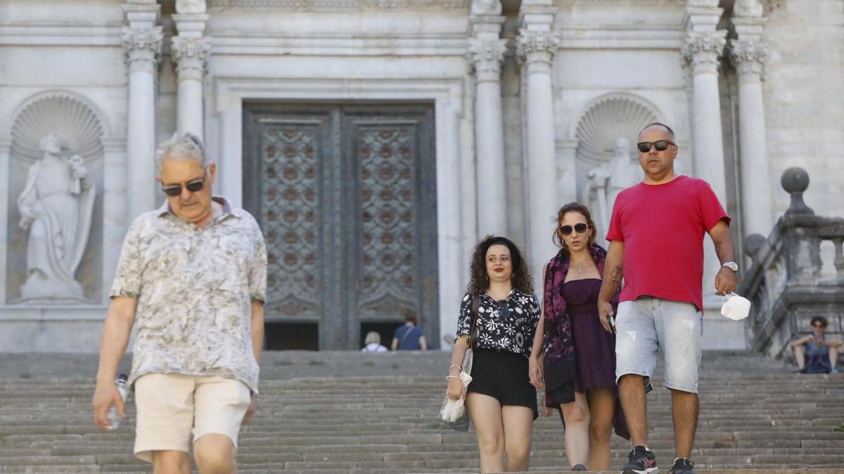 Turistes a les escales de la Catedral de Girona, aquest estiu.  | ANIOL RESCLOSA