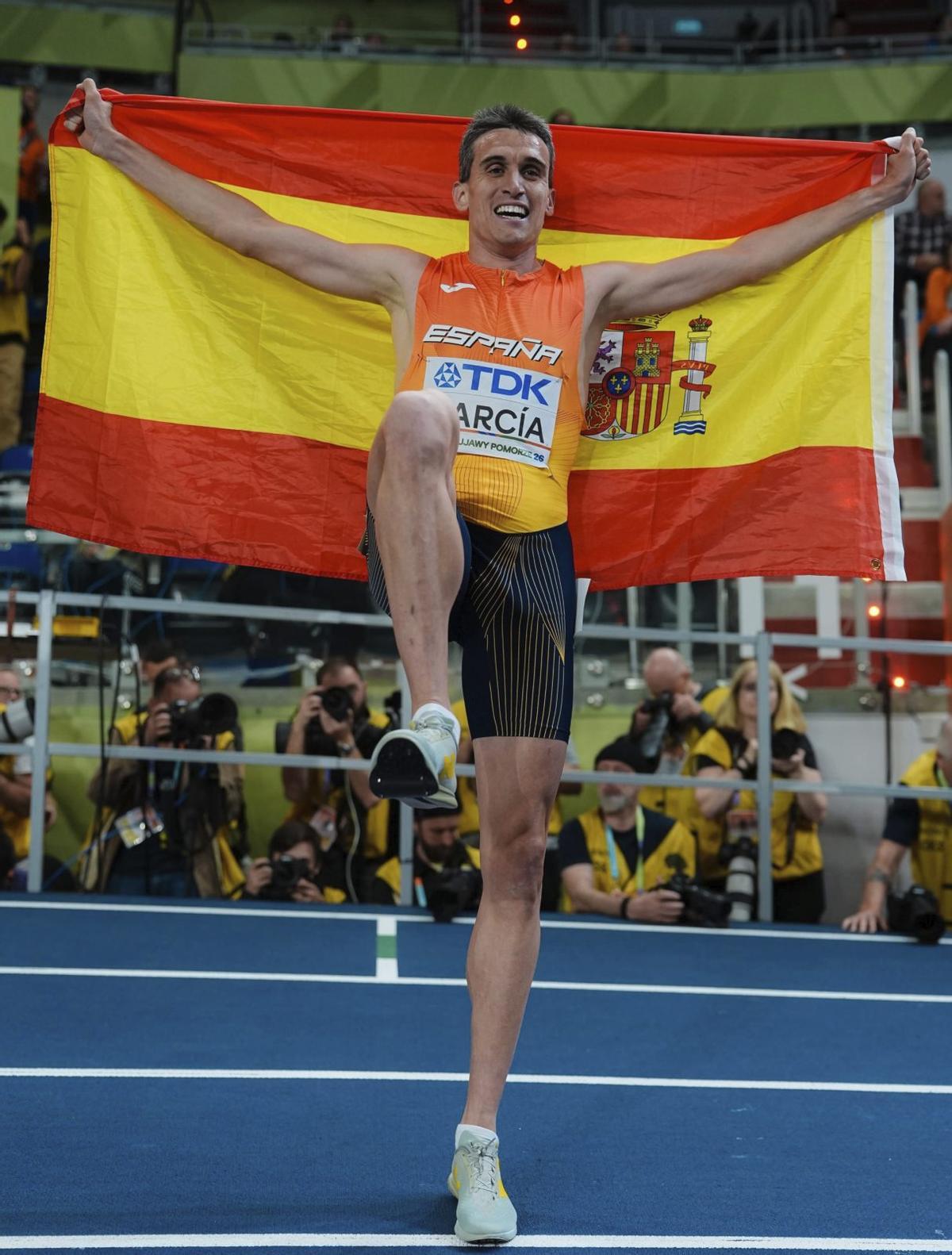Mariano García, celebrando su victoria en el Mundial en pista cubierta. | RFEA
