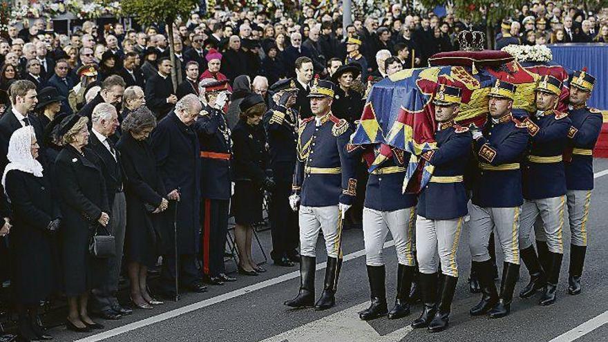 Los reyes de Suecia a su llegada al funeral.