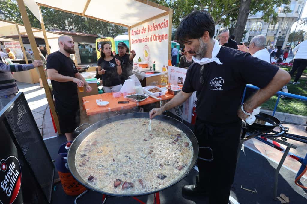 La plaza del Ayuntamiento de València se convierte en un gran restaurante al aire libre con el Tastarròs