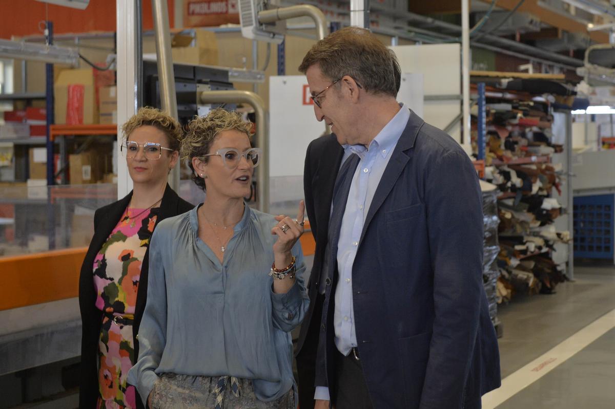 El líder popular habla con las hermanas Rosana y Carolina Perán, durante la visita a la fábrica de Pikolinos.