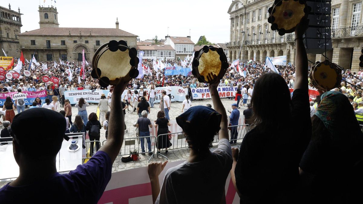 Miles de persoas toman as rúas de Santiago en defensa do galego
