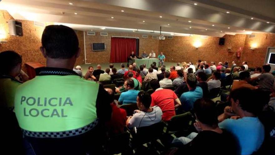 Un momento de la asamblea que ayer celebró la Policía Local de Benidorm con los sindicatos.