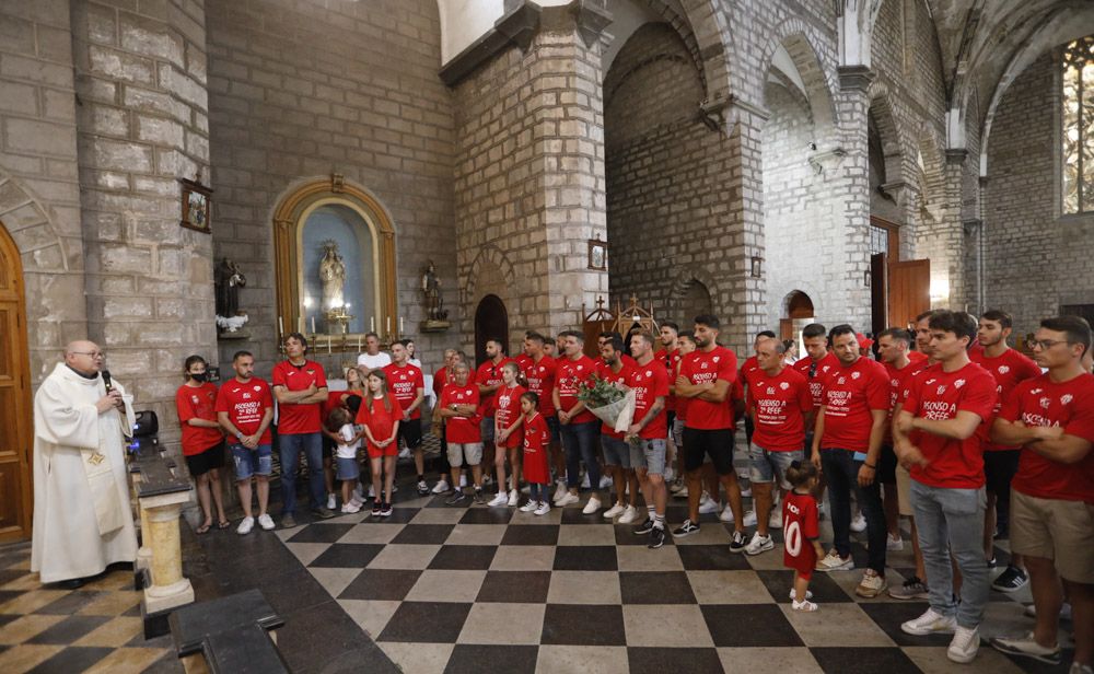 El Saguntino festeja su vuelta a Segunda División.