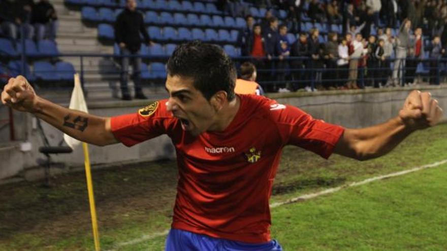 El delantero malagueño Jona celebra un gol marcado al Oviedo en la presente temporada.