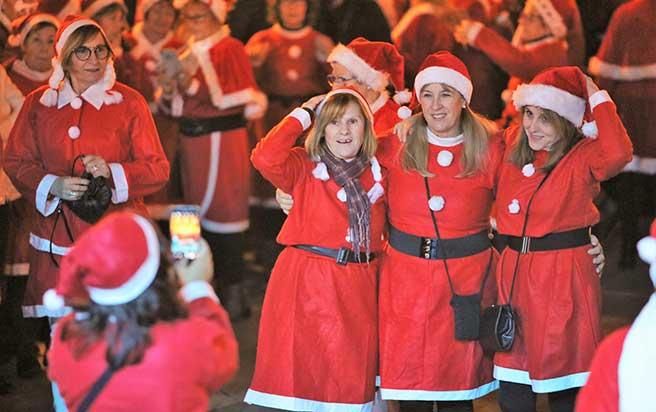Hunderte Weihnachtsmänner tanzen in Palma