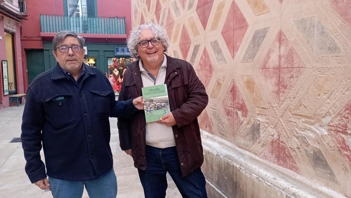 Juan Antonio Chavarría Vargas y Virgilio Martínez Enamorado, con su obra sobre los nombres andalusíes del paisaje de Monda. Juan Antonio Chavarría Vargas y Virgilio Martínez Enamorado, con su obra sobre los nombres andalusíes del paisaje de Monda.