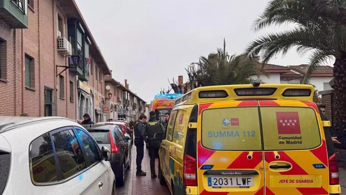 Ambulancias del SUMMA112 tras una agresión a una mujer de 30 años en su casa en Sevilla la Nueva.