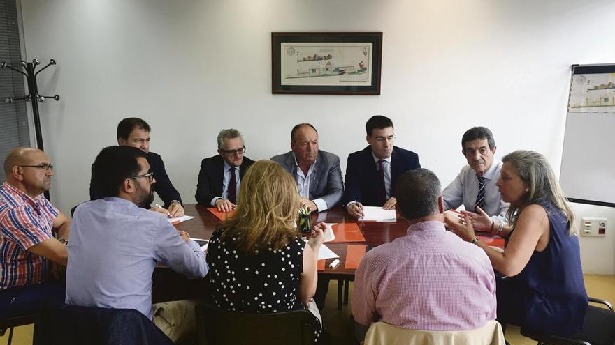 Teresa Pedrosa (derecha) durante la reunión con directivos de A Granxa y ediles de Porriño. // D.P.