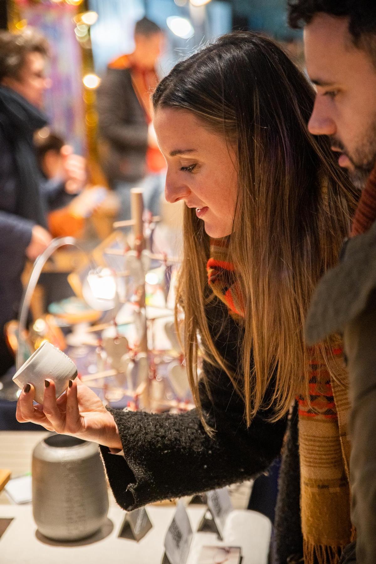 Ambiente en un estand de cerámica del Design Market Barcelona by FAD de 2023.
