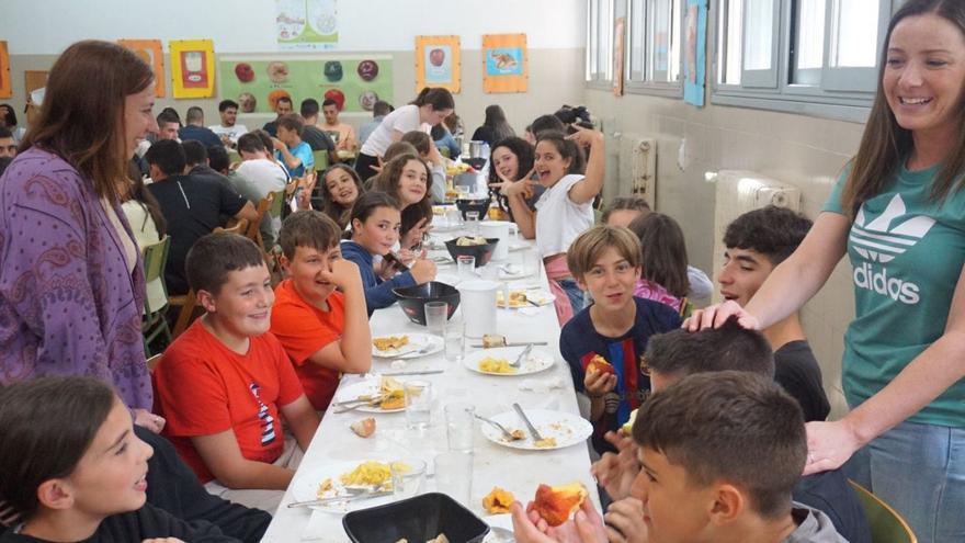 Visita de Cristina Pichel al campamento de la Banda de Vilatuxe