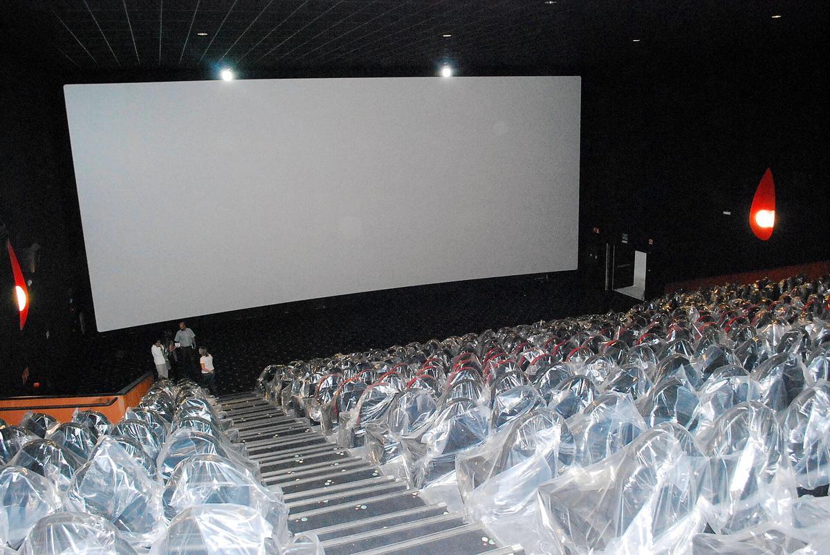 20/09/2009ZARAGOZAREPORTAJE SOBRE LA NUEVA APERTURA DE YELMO CINES EN EL CENTRO COMERCIAL PLAZA IMPERIAL. PANTALLA Y BUTACAS CUBIERTAS CON PLASTICOS.CINE. SALAS DE CINE.RUBEN RUIZCAMARA DIGITAL. CINE. SALAS DE CINE