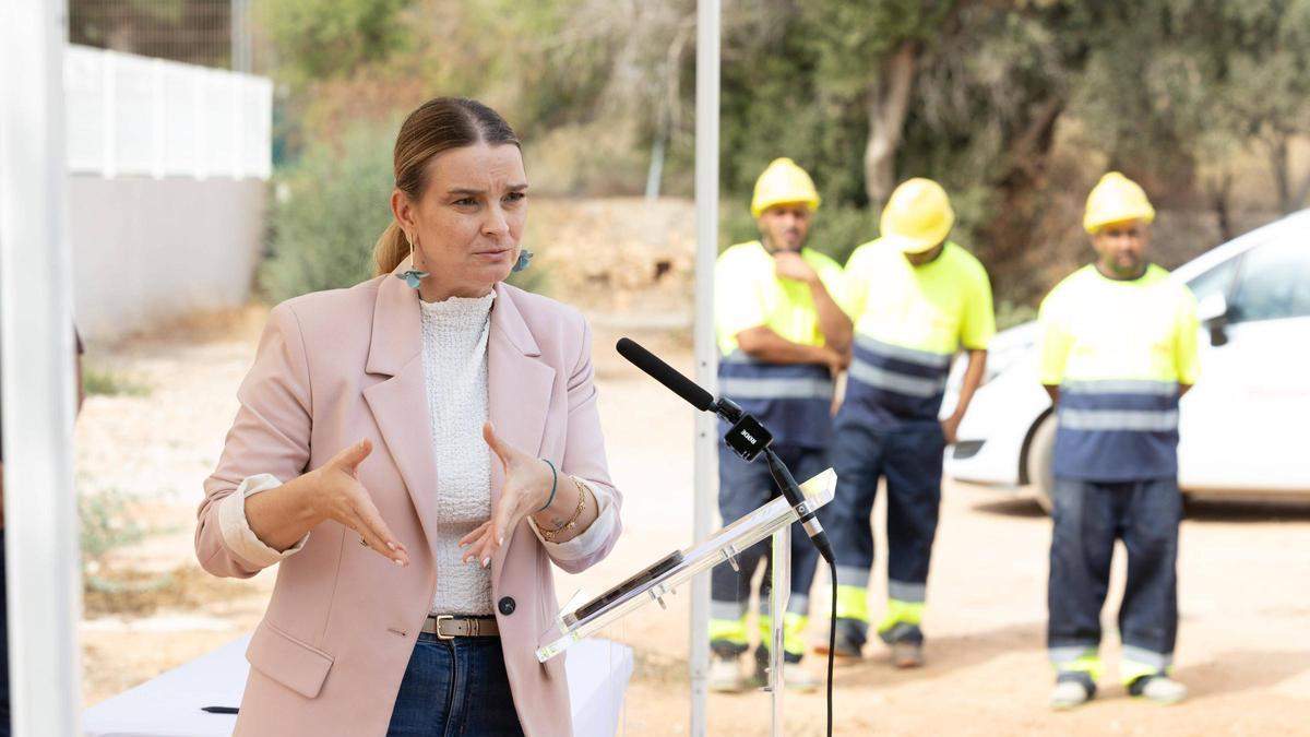 Marga Prohens en Can Cantó durante la colocación de la primera piedra de la nueva promoción del Ibavi.