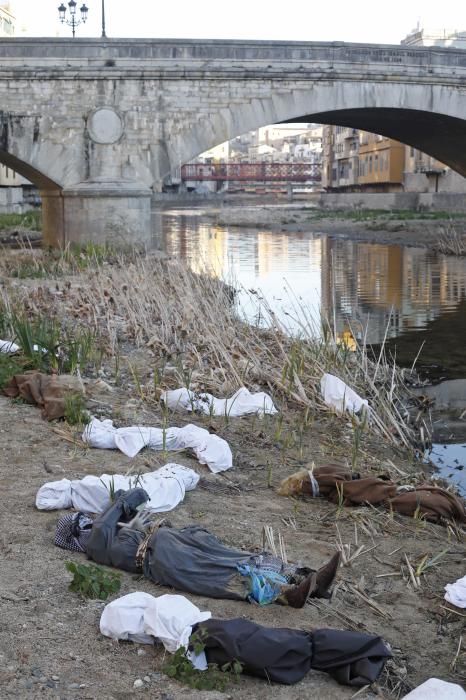 Girona Acull recorda els morts de Ceuta amb una performance a l'Onyar