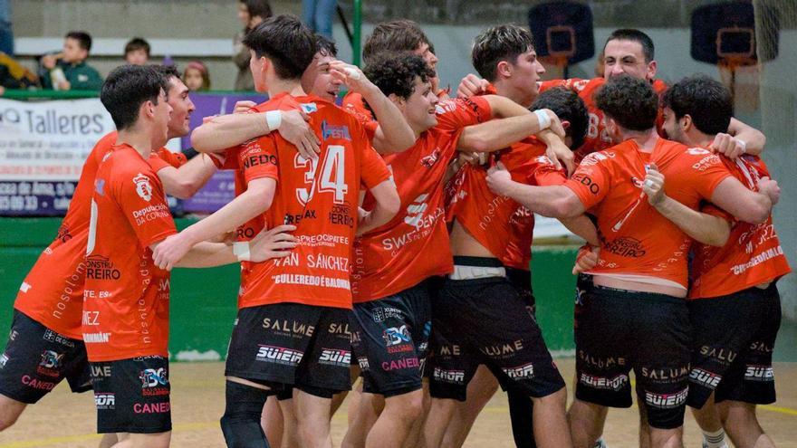 Los jugadores del Culleredo celebran la permanencia frente al Xiria.