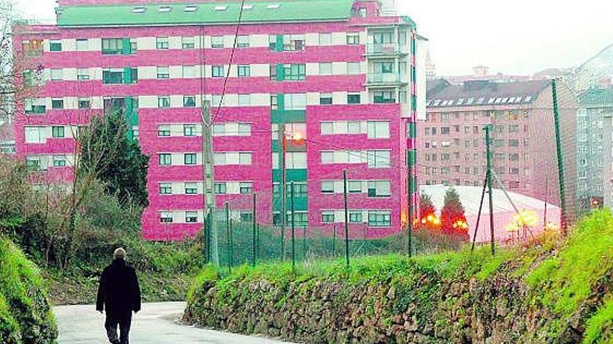 Calle Mayorazu, sin aceras, por donde los vecinos de Fozaneldi y Vetusta van al colegio.