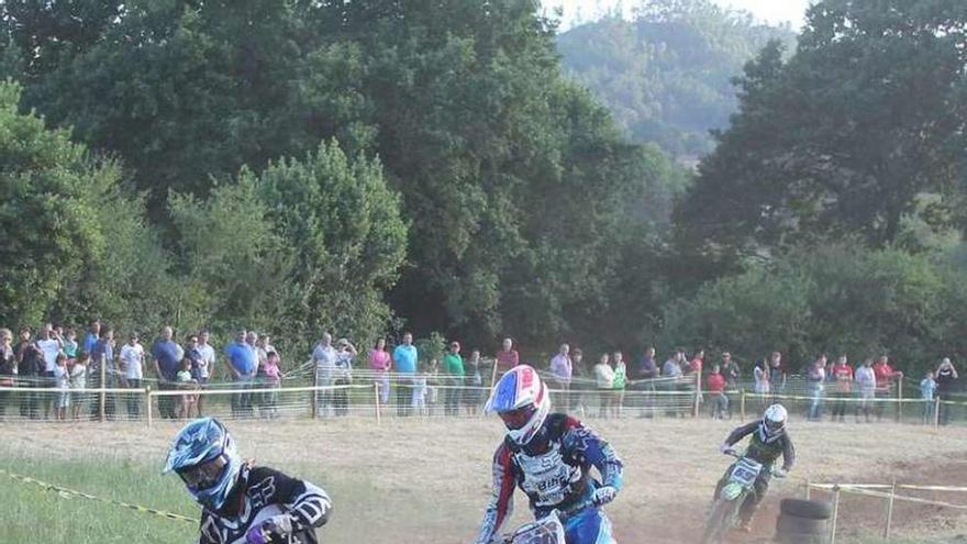 Pilotos participantes en una edición del motocross de San Pedrín de la Cueva.