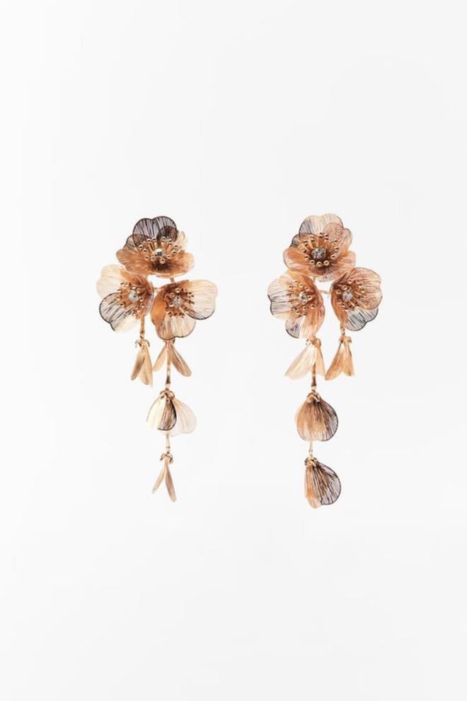 Pendientes de flores de Zara (precio: 15,95 euros)