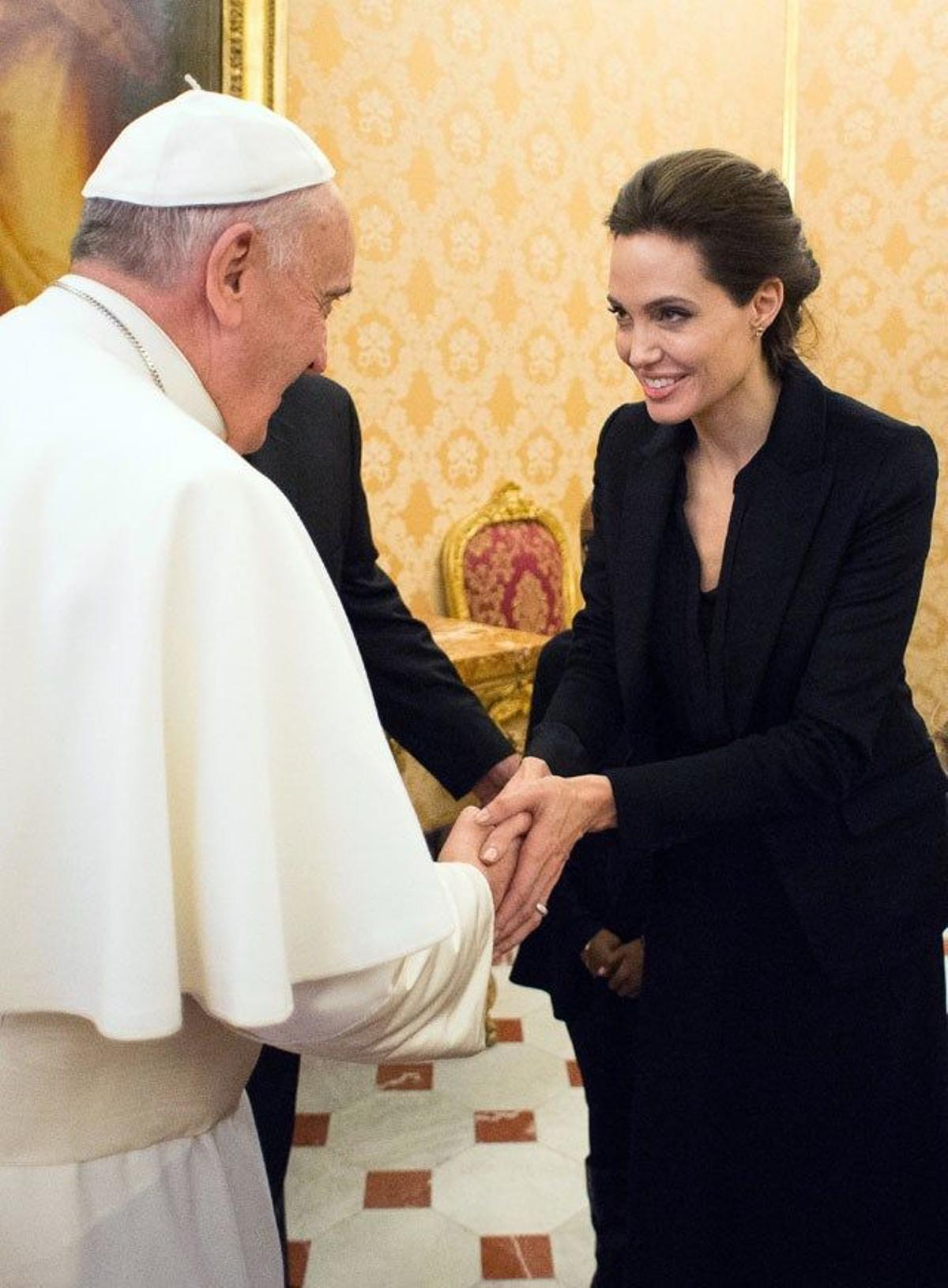 Angelina Jolie es recibida por el Papa Francisco