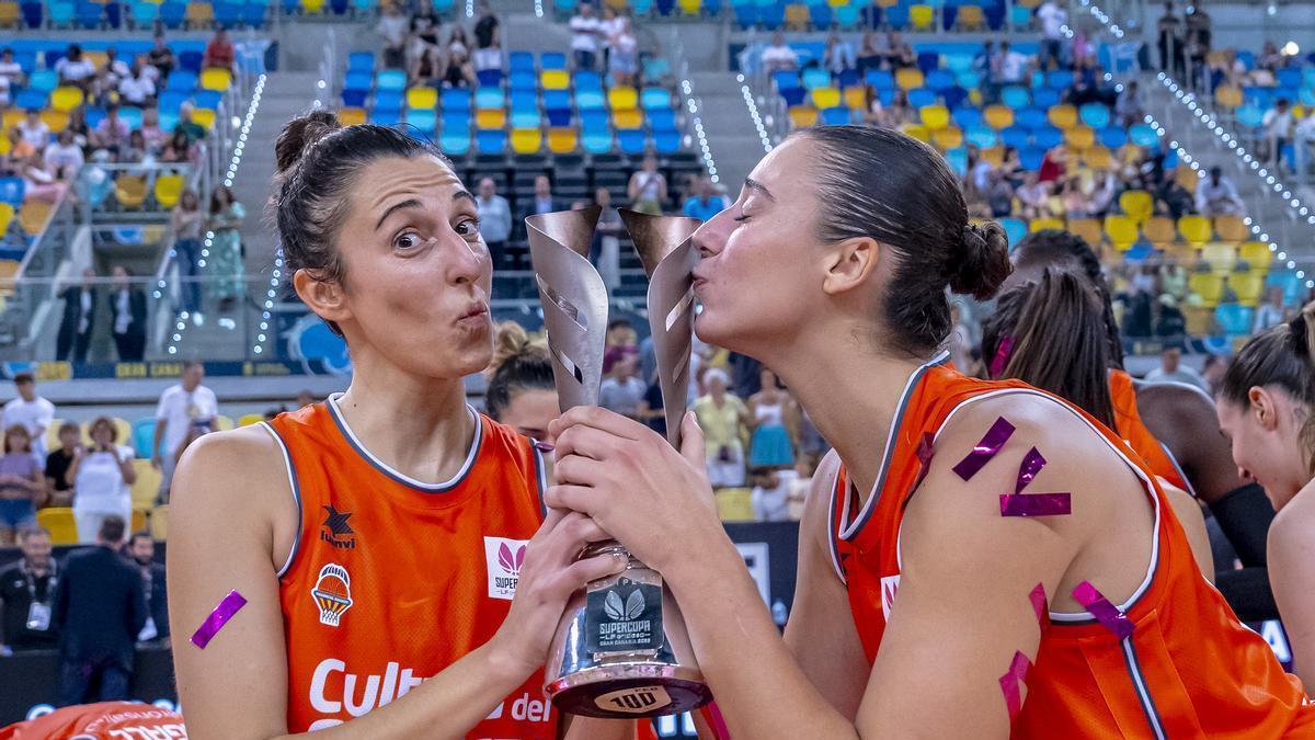 Baloncesto femenino. Supercopa de España 2023. Alba Torrens y Raquel Carrera, con el trofeo de ganadoras