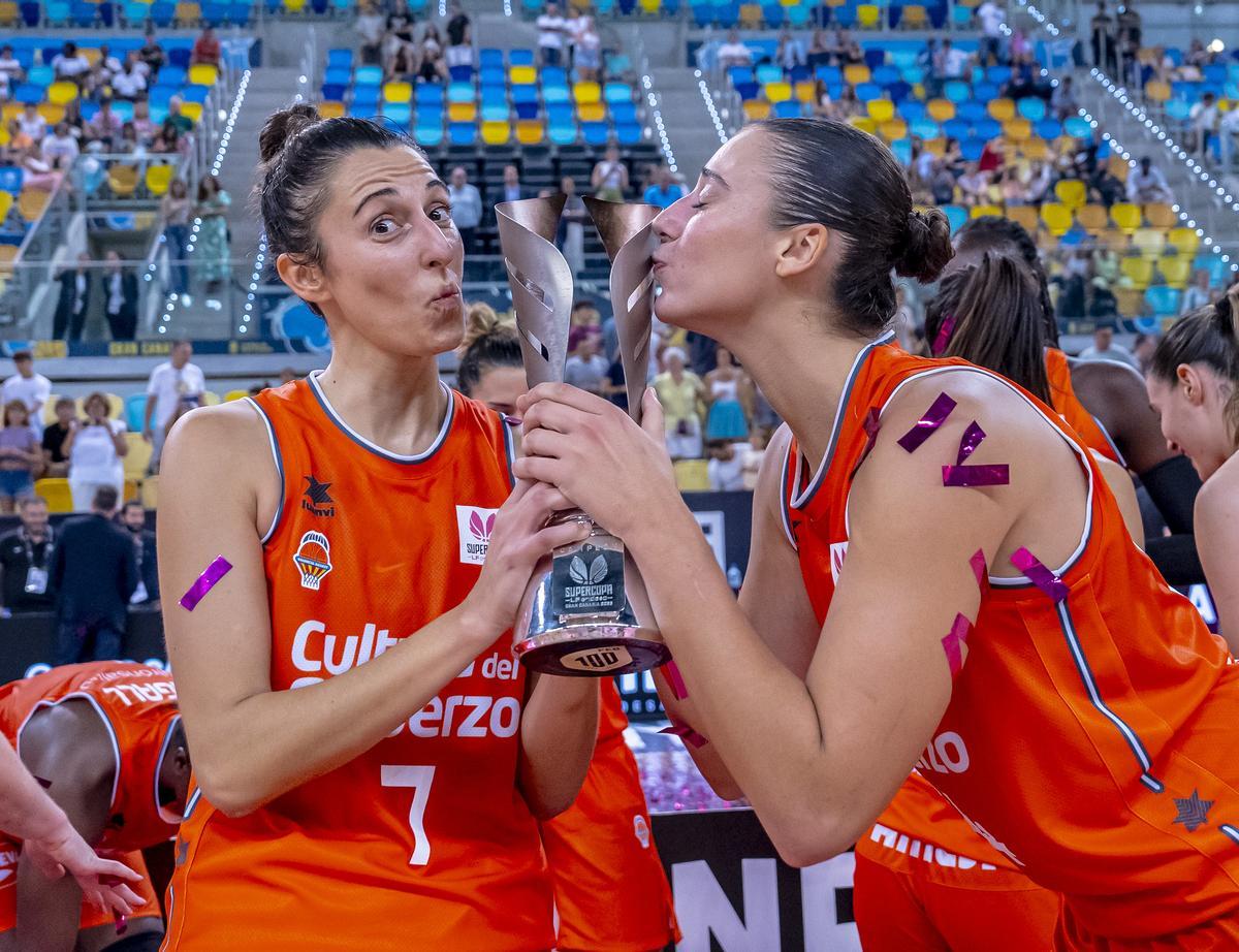 Alba Torrens y Raquel Carrera, con el trofeo de ganadoras Alba Torrens y Raquel Carrera, con el trofeo de ganadoras