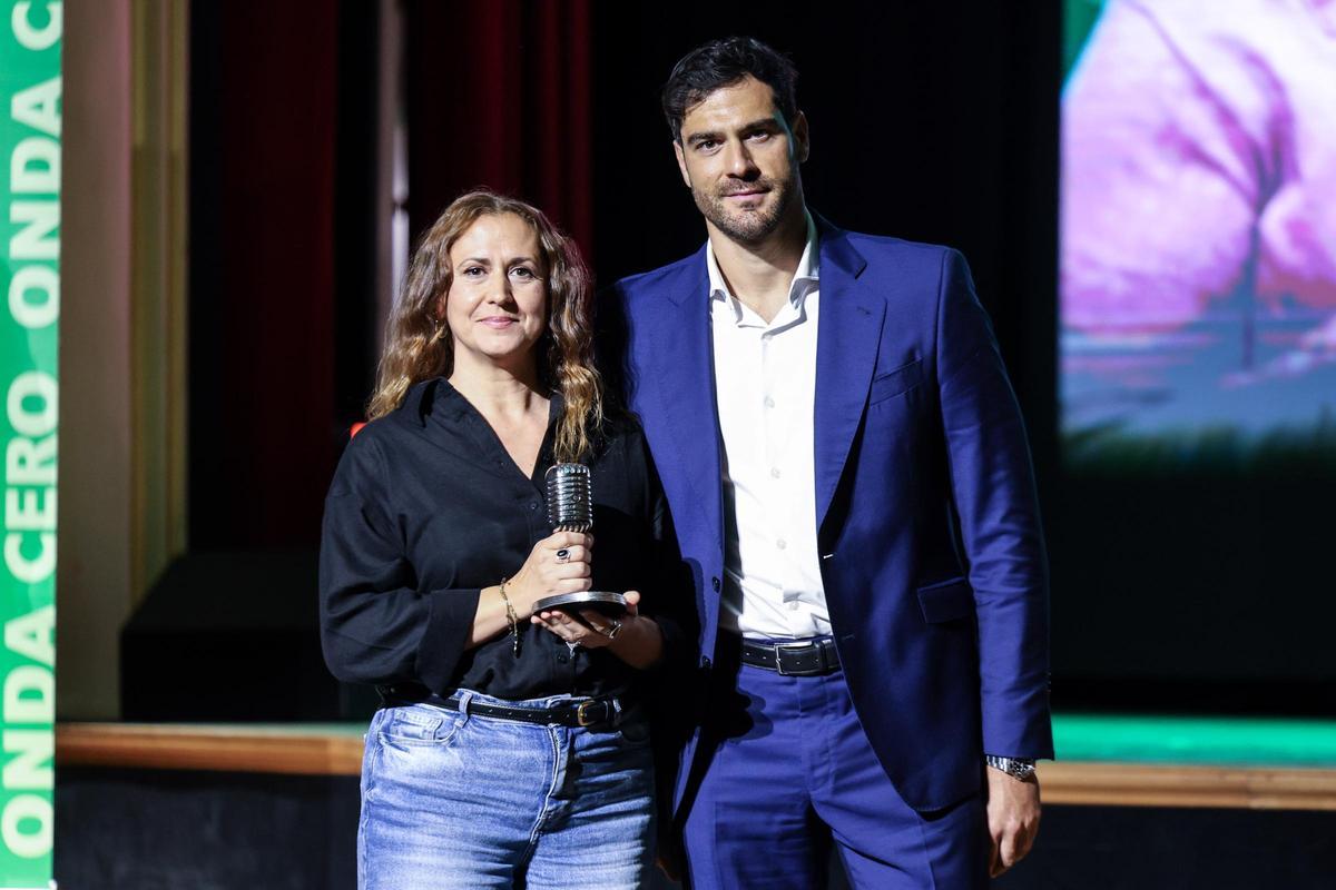 Patri Monjo, creadora de Espardeyes Torres, galardonados en los XIV Premios Onda Cero, en el Teatro Pereyra.